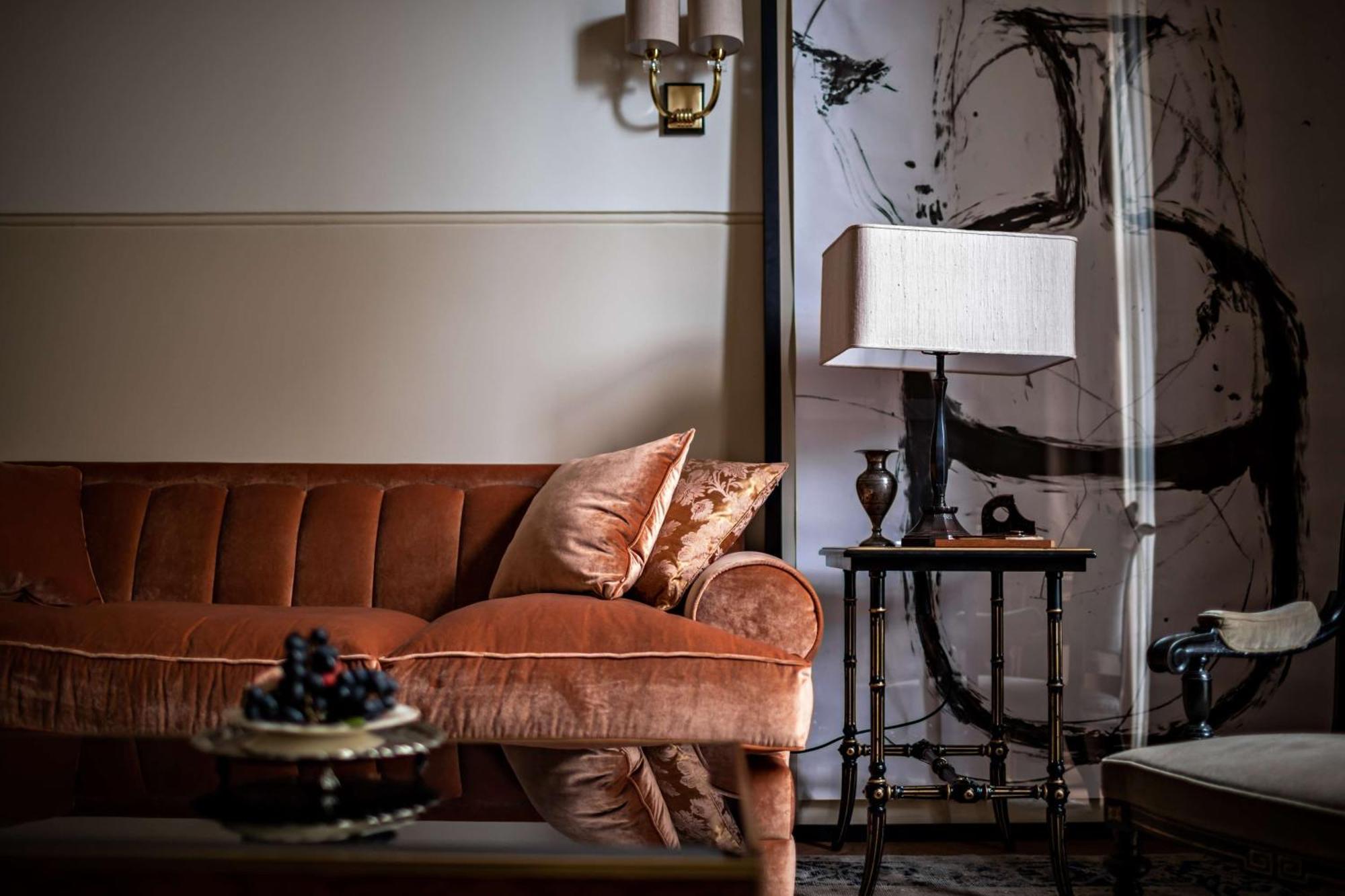 Отель Nomad Лондон Экстерьер фото A velvet sofa