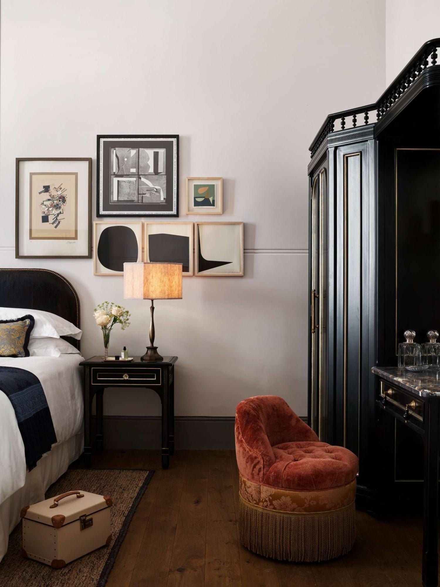 Отель Nomad Лондон Экстерьер фото A bedroom at The Ivy Hotel