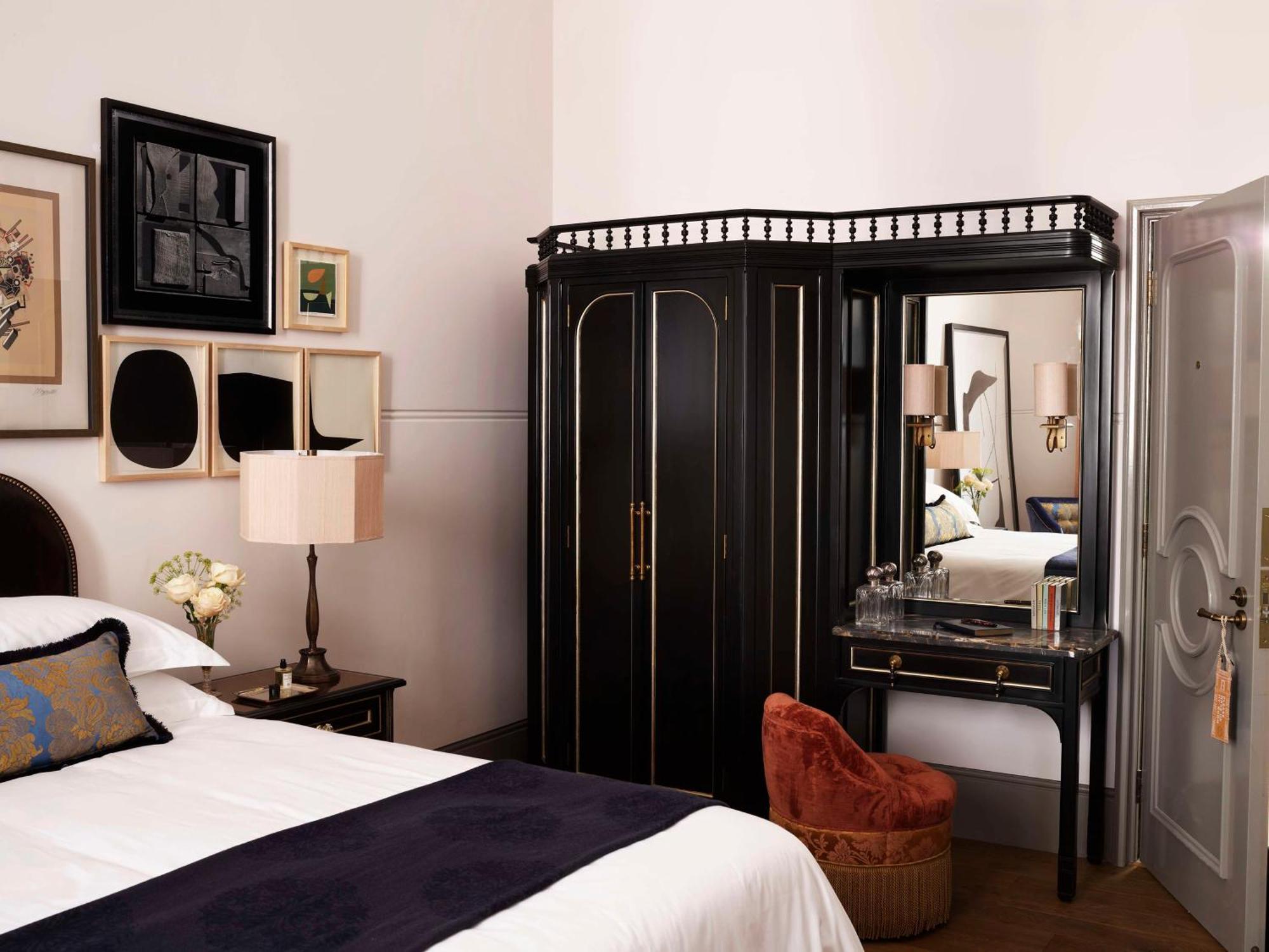 Отель Nomad Лондон Экстерьер фото A bedroom at the Mandarin Oriental, Singapore