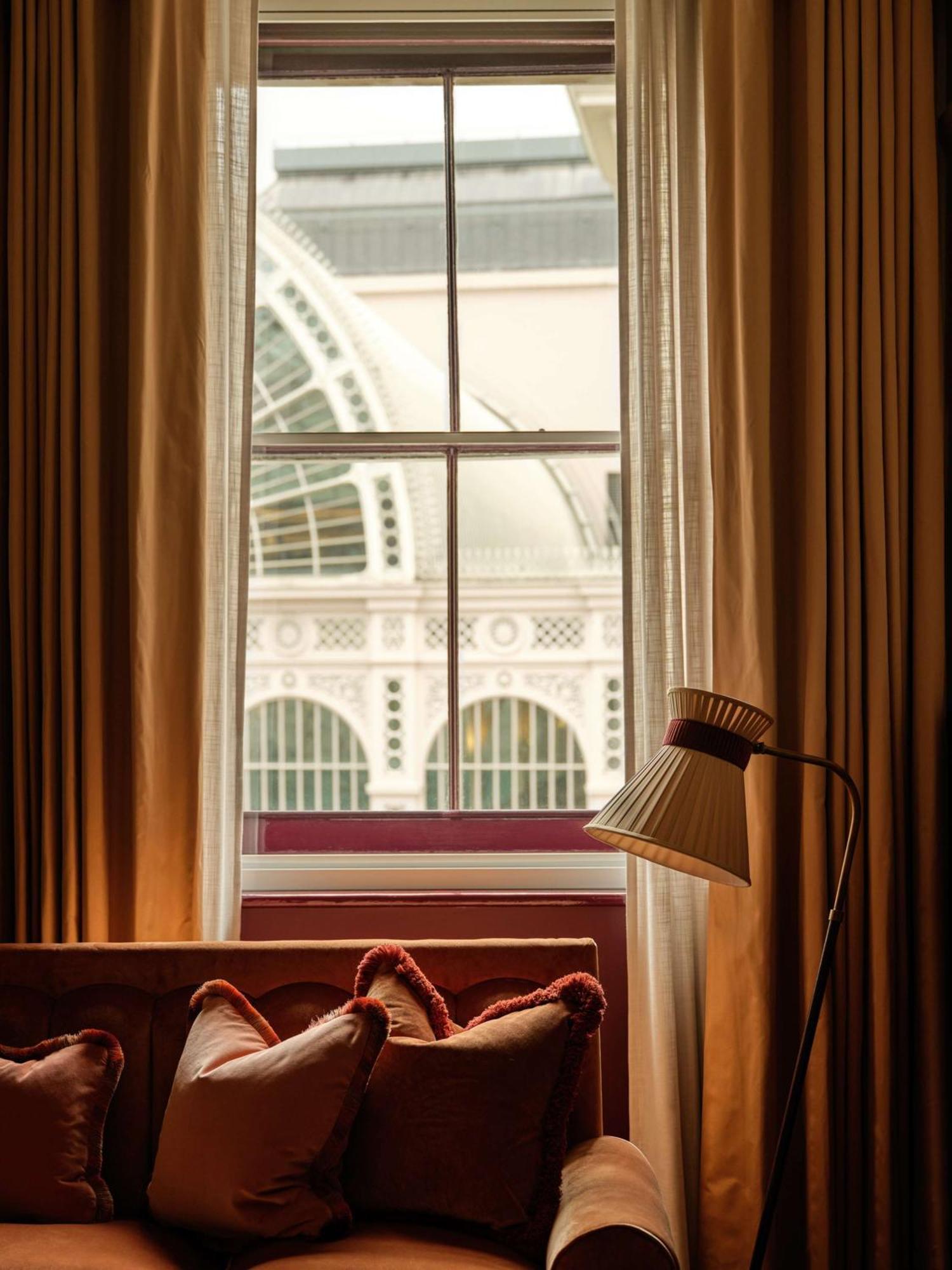 Отель Nomad Лондон Экстерьер фото A room at the hotel
