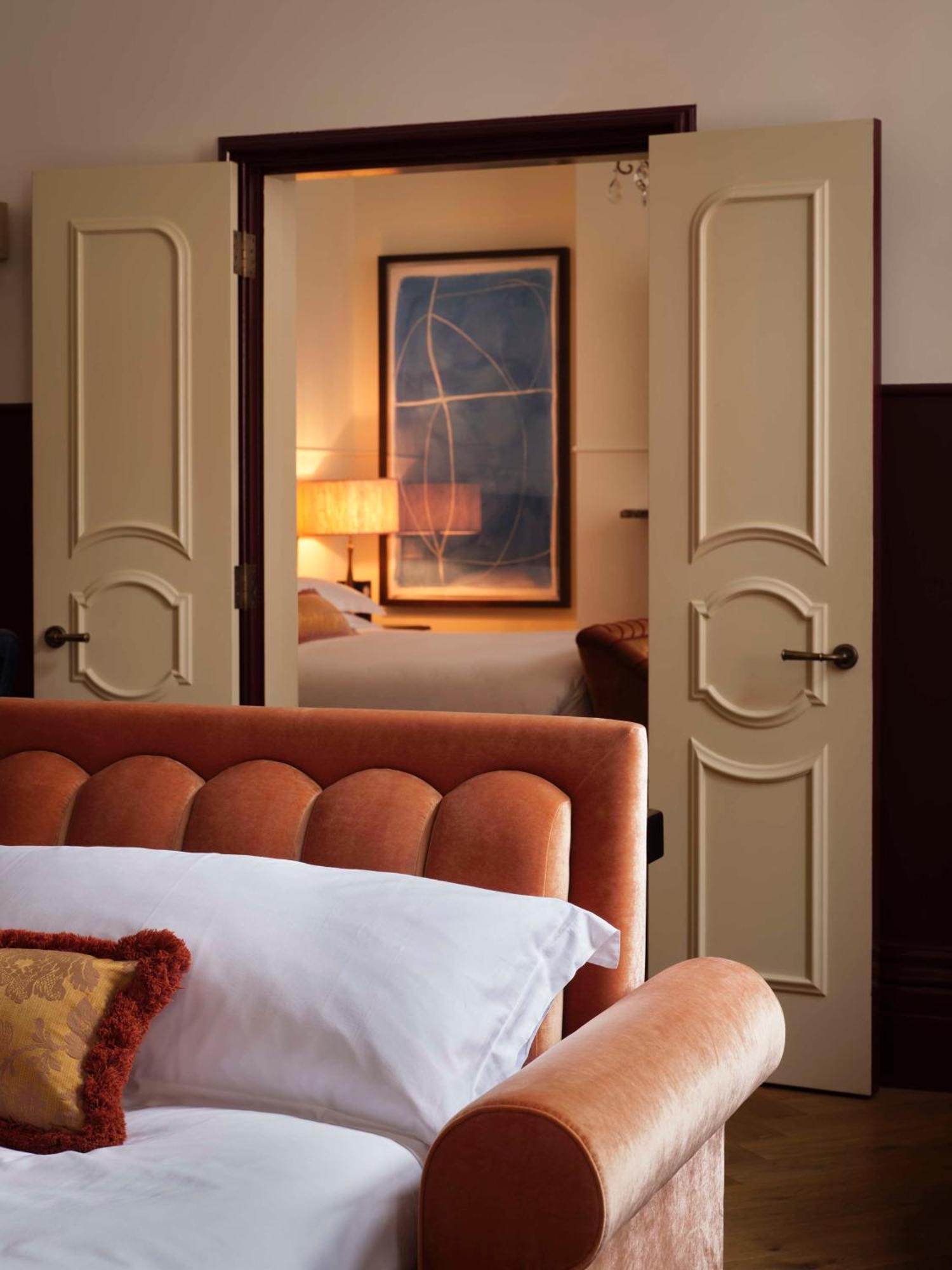 Отель Nomad Лондон Экстерьер фото A bedroom at The Ritz-Carlton, Dubai