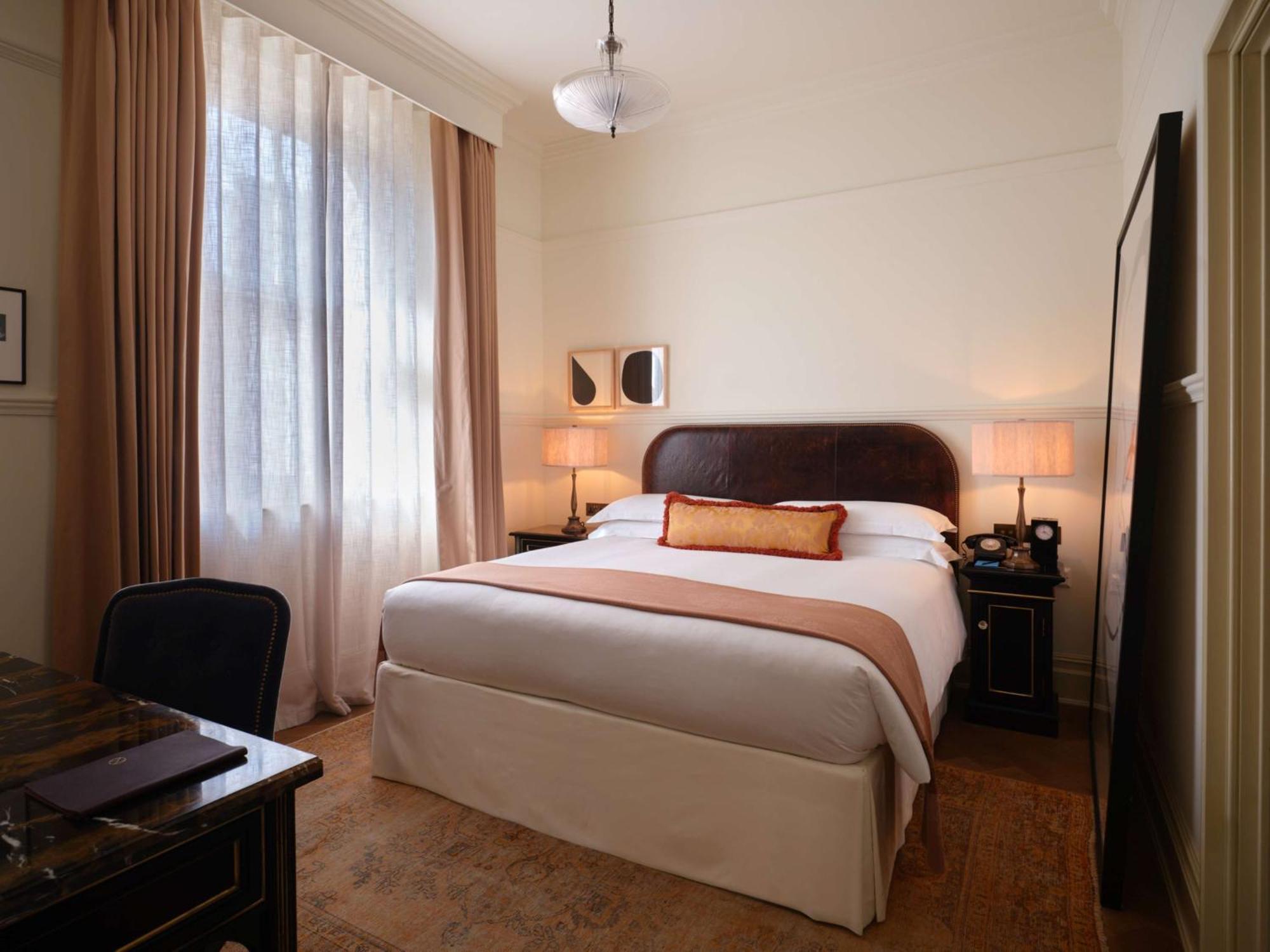 Отель Nomad Лондон Экстерьер фото A room at the hotel