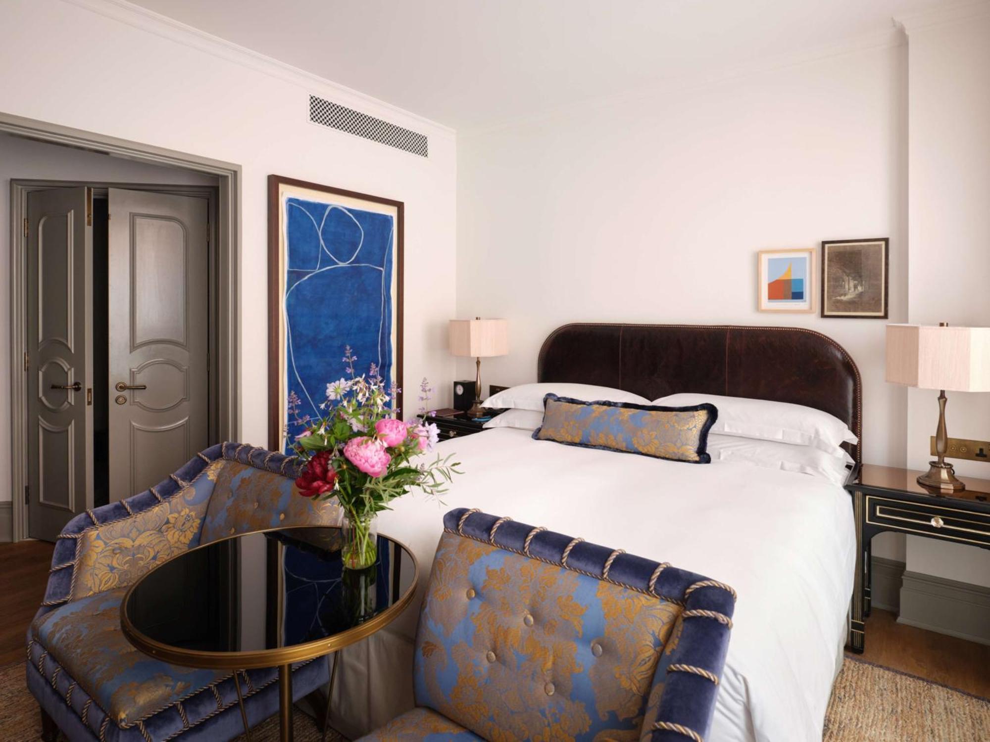 Отель Nomad Лондон Экстерьер фото A bedroom at the Four Seasons Hotel