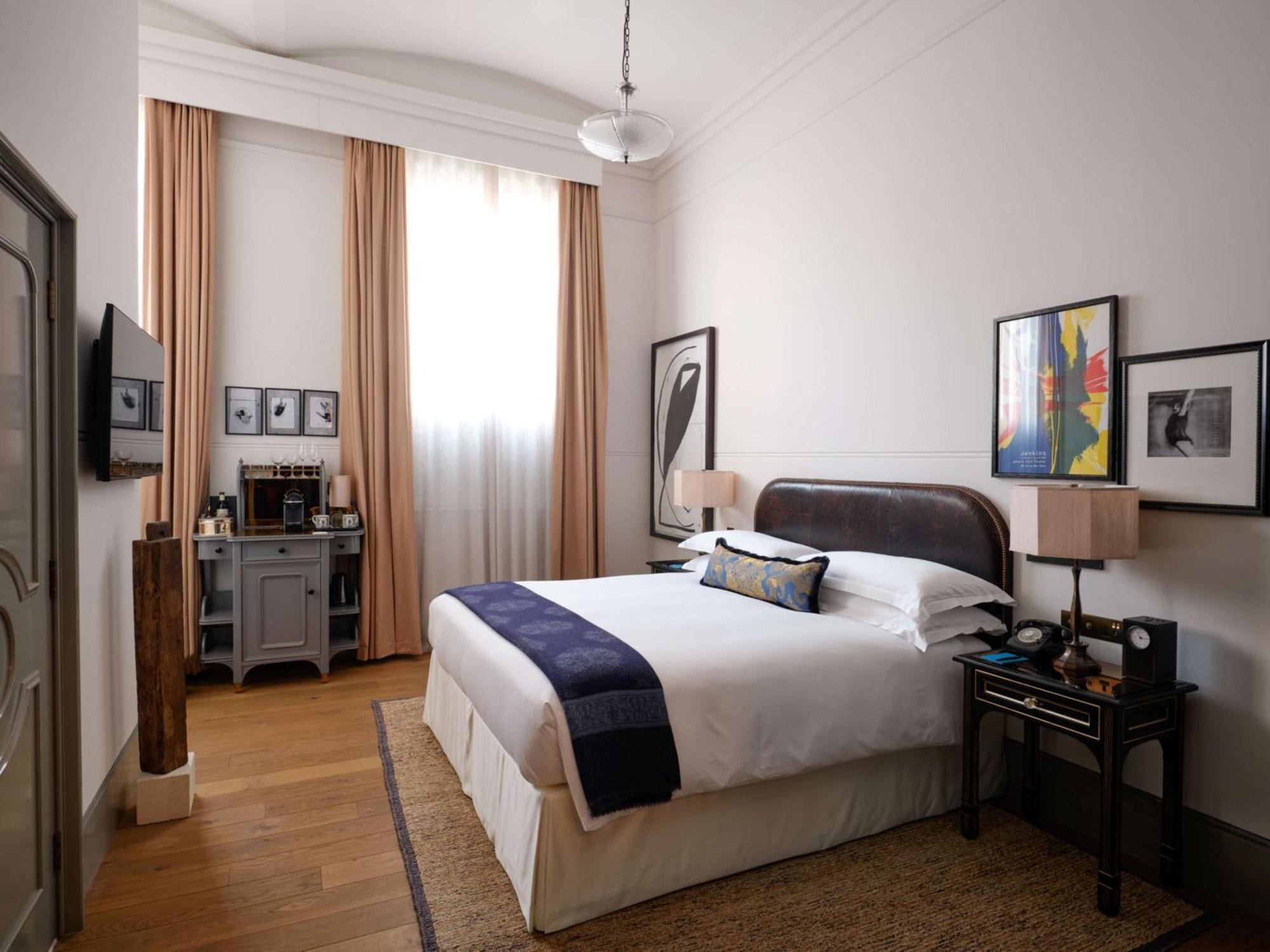 Отель Nomad Лондон Экстерьер фото A bedroom at the hotel